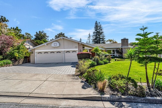 Building Photo - ONE OF A KIND PARADISE... 5 BED/3 BATH OASIS... PRIVATE AND QUIET CUL DE SAC...