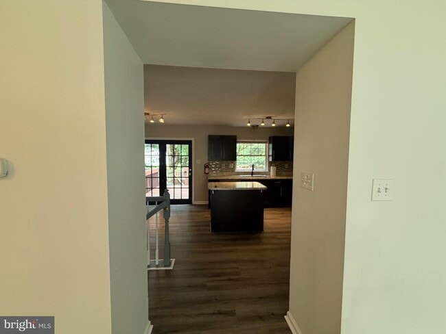 Building Photo - 4 Coachlight Dr