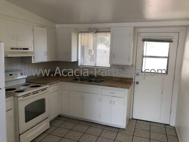 Building Photo - Two Bedroom/One Bath