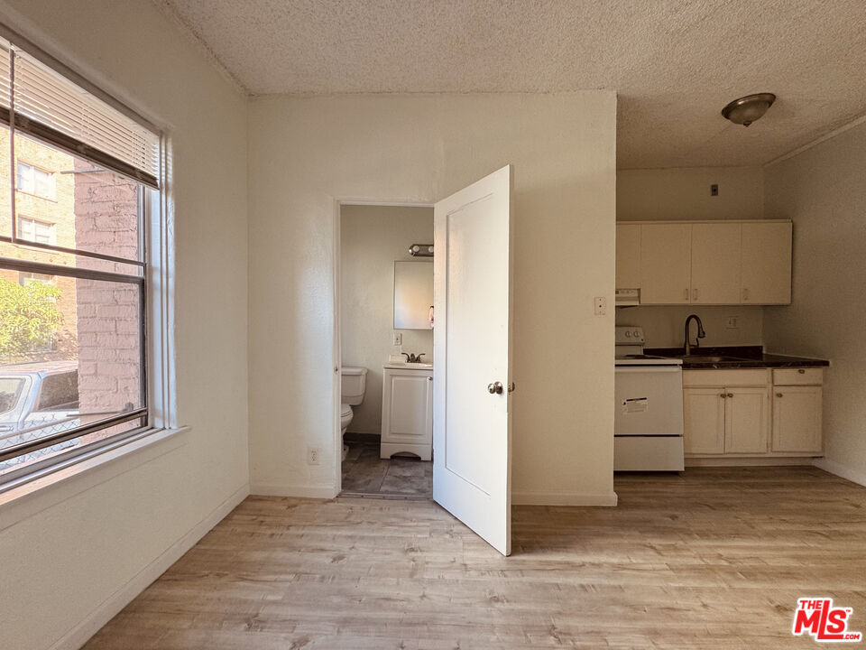 Building Photo - 920 S Hobart Blvd