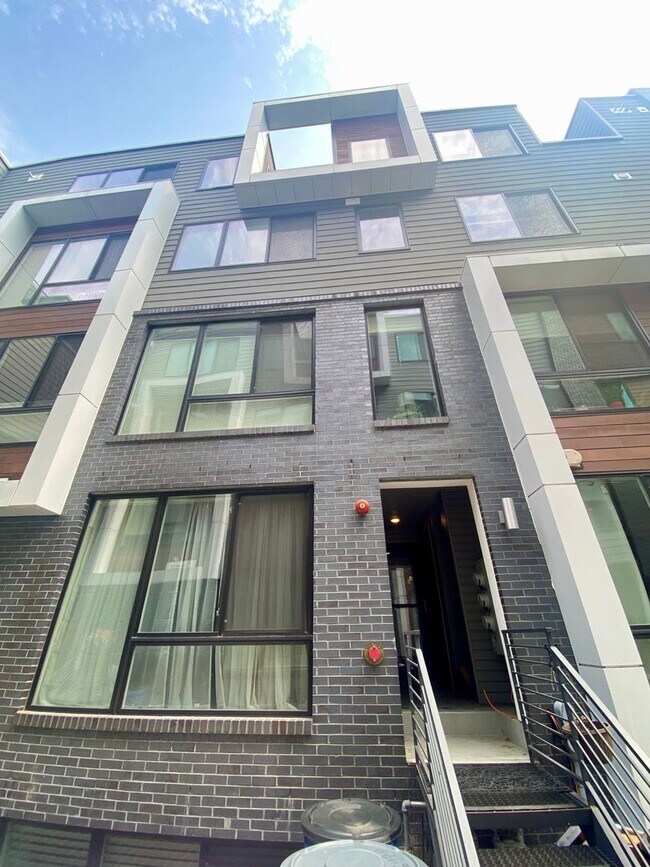 Foto del edificio - Large one bedroom bi-level unit in the hea...