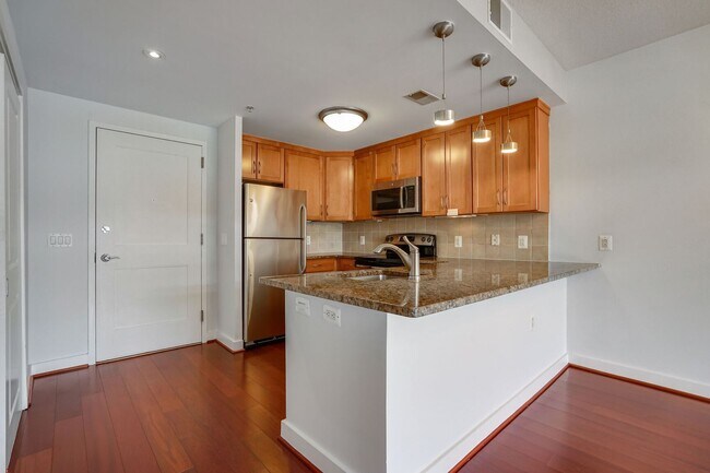 Foto del edificio - Sun-Drenched 1BR Condo with Rooftop Pool & Parking in Heart of Ballston