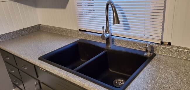 Foto del edificio - Monessen Updated 3 Bedroom 1 Bath House:  ...