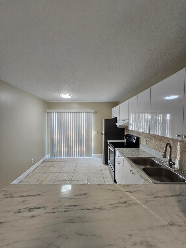 Building Photo - 4864 Orleans Ct