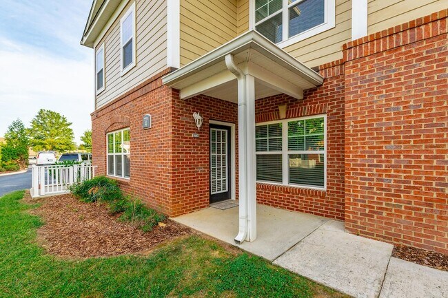 Foto del edificio - 4102 Regency Ct