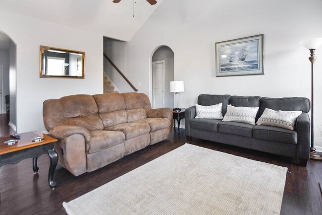 Building Photo - Pet Friendly Three Bedroom with Bonus!