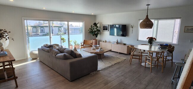 Living Room - 613 Manhattan Beach Blvd