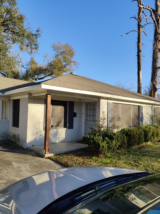 Building Photo - Quiet and Central Located large Yard Brick...
