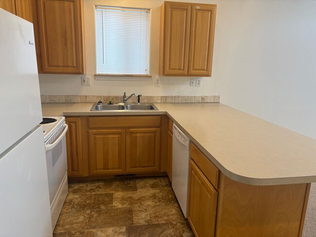 Building Photo - Townhome in CDA!