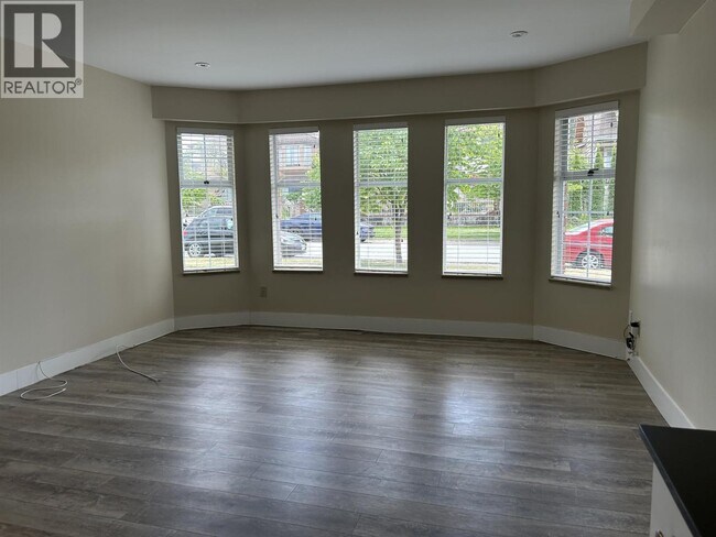 Photo du bâtiment - 1665 E 21st Ave