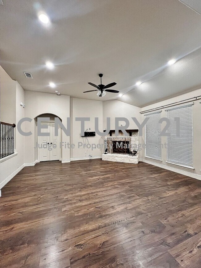 Foto del edificio - Executive 2-Story 5/4/2 with Sparkling In-Ground Pool in Mansfield!