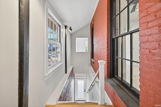 Building Photo - 114 E 6th St