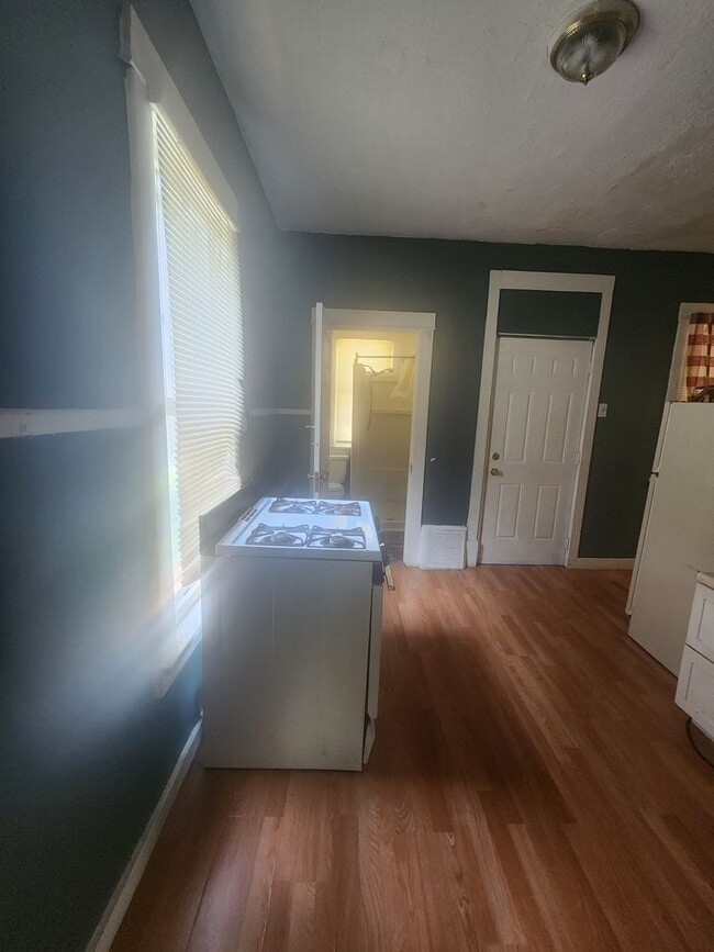 Building Photo - Huge 5 bed 2 bath home for rent