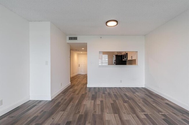 Building Photo - 2200 S Cypress Bend Dr