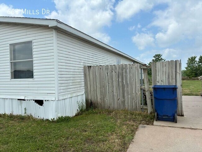 Foto del edificio - 663 W Mills Dr