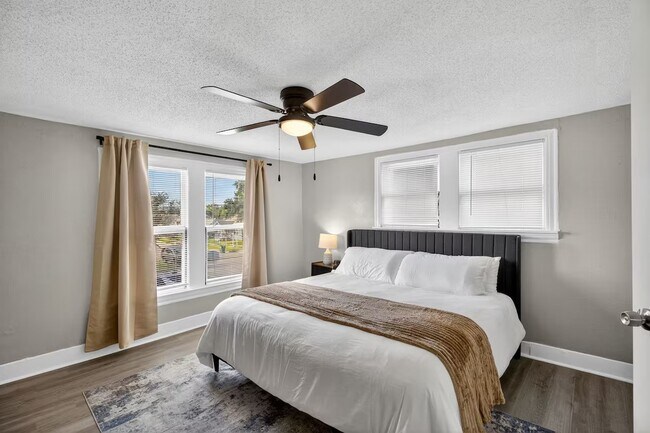 Building Photo - 1401 Collier St