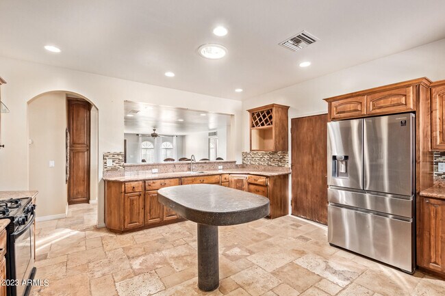 Building Photo - 1102 W Gregory Rd