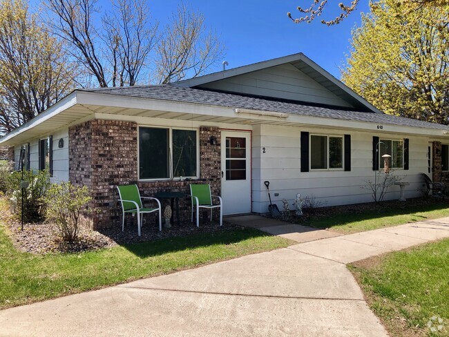 Building Photo - 570 Valley Dr