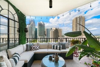 Building Photo - 520 Brickell Key Dr