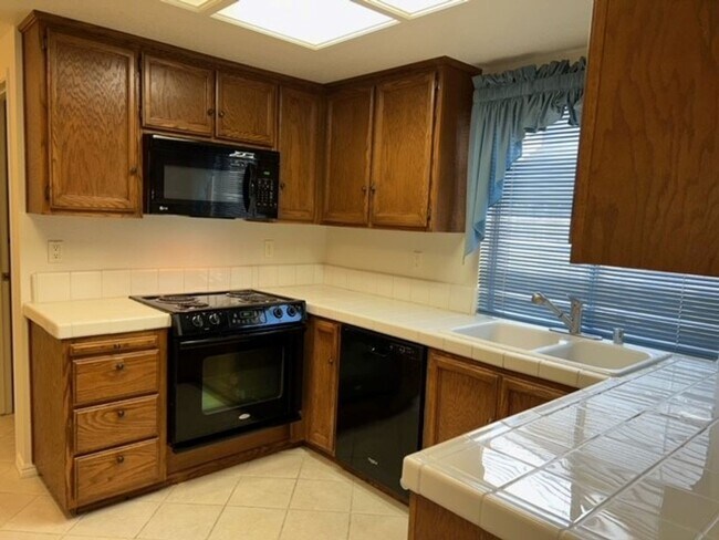 Foto del edificio - Vineyard home with luxury vinyl plank. Close to schools, shopping and transportation.