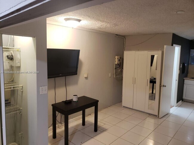 Foto del edificio - 931 NE 120th St