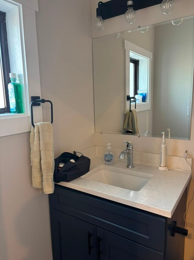 Baño - 217 S High St