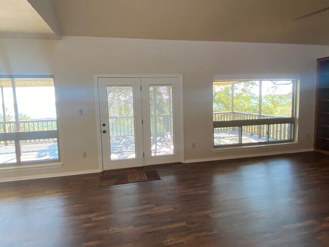 Foto del edificio - 3 BEDROOM, MAGNIFICENT LAKE VIEW