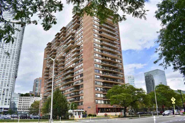 Foto del edificio - 270 Marin Blvd