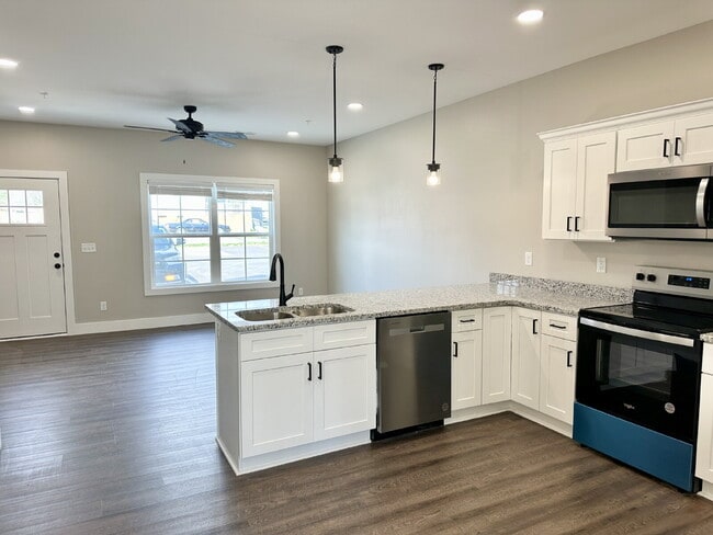 Building Photo - 2-Bed Townhouse on South Jefferson: Modern...