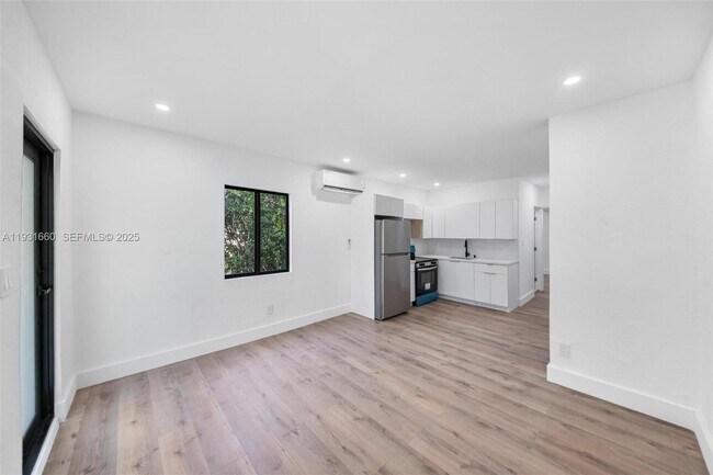 Foto del edificio - 6911 NW 4th Ct