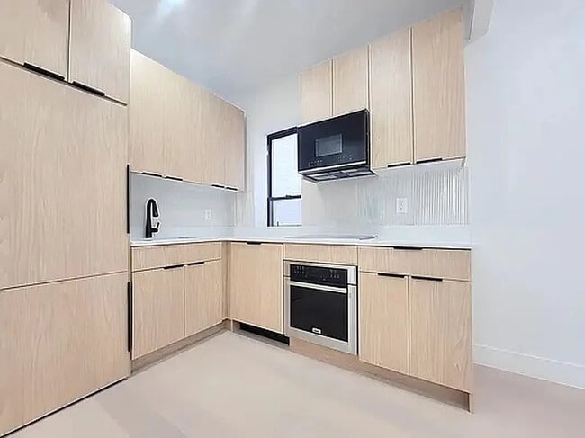 Foto del edificio - 704 Eighth Avenue