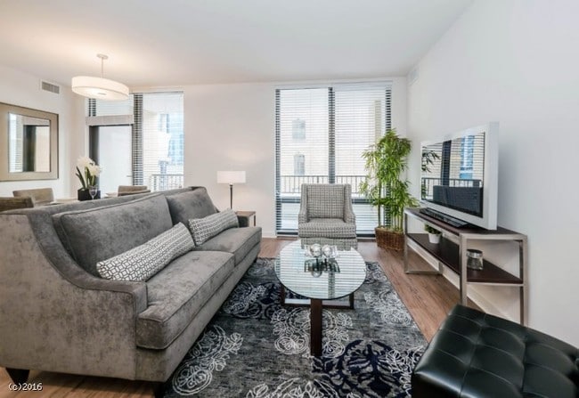 Building Photo - 725 N Wells St