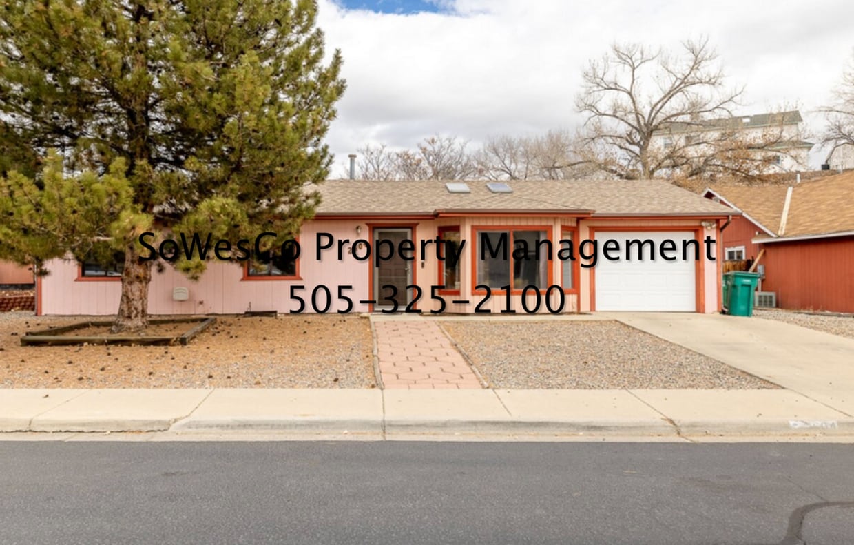 Foto principal - Three Bedroom Home in Central Farmington