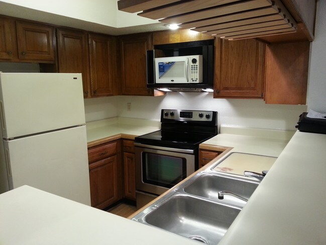 Building Photo - 10855 Meadowglen Ln