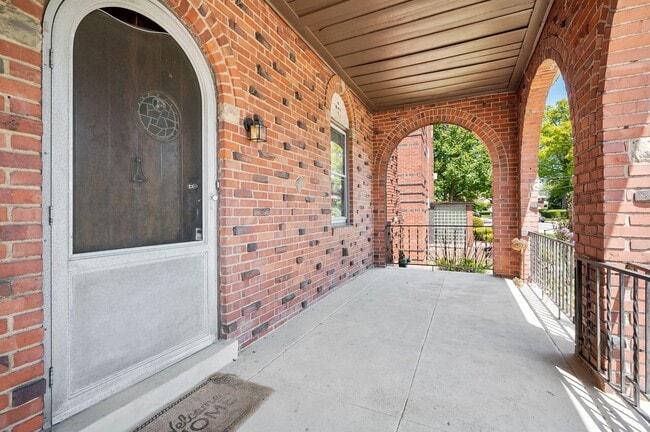 Building Photo - Spacious 4 Bed/2 Bath Home in Brentwood - Original Charm, Off-Street Parking - Available October!