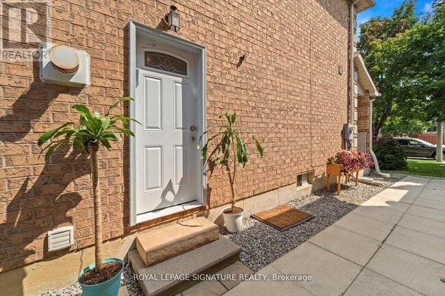 Building Photo - 70 Silverdart Crescent