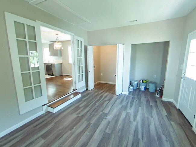 Building Photo - Fully Renovated 3-Bedroom Ranch Home for L...