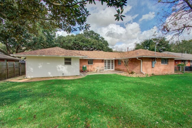 Foto del edificio - 8939 Rockhurst Dr