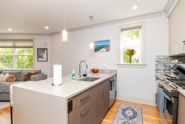 Building Photo - 142 Willard St