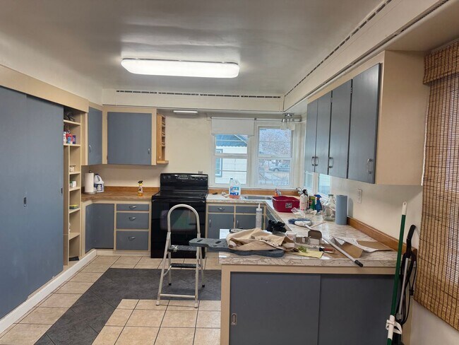 Building Photo - Charming 4 Bed, 2 Bath in Convenient Locat...