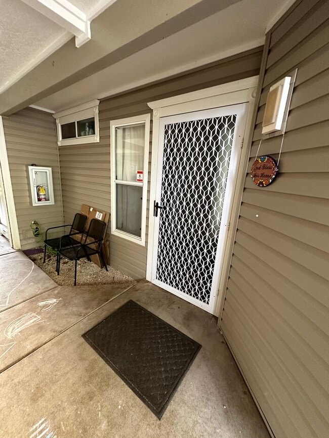 Building Photo - Bright & Breezy 2 bedroom Home in Evergree...