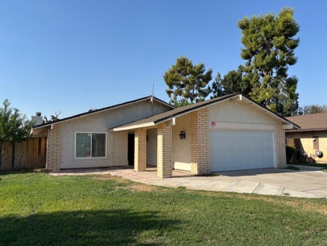Foto principal - Clean 3 Bedroom / 2 Bathroom Home near Pac...