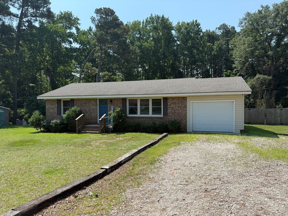 Foto principal - Tranquil 3 Bed 2 Bath Home in Raeford