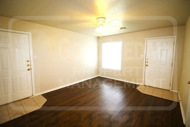Building Photo - 2701 Alma Dr
