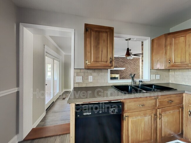 Foto del edificio - 136 Old Meadowbrook Rd