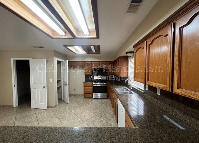 Foto del edificio - 3371 N Forestiere Ave