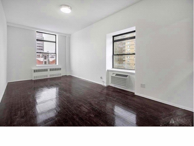Primary Photo - 304 E 20th St