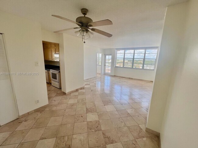 Foto del edificio - 2025 NE 164th St