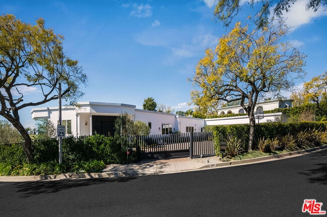 Building Photo - 580 Chalette Dr