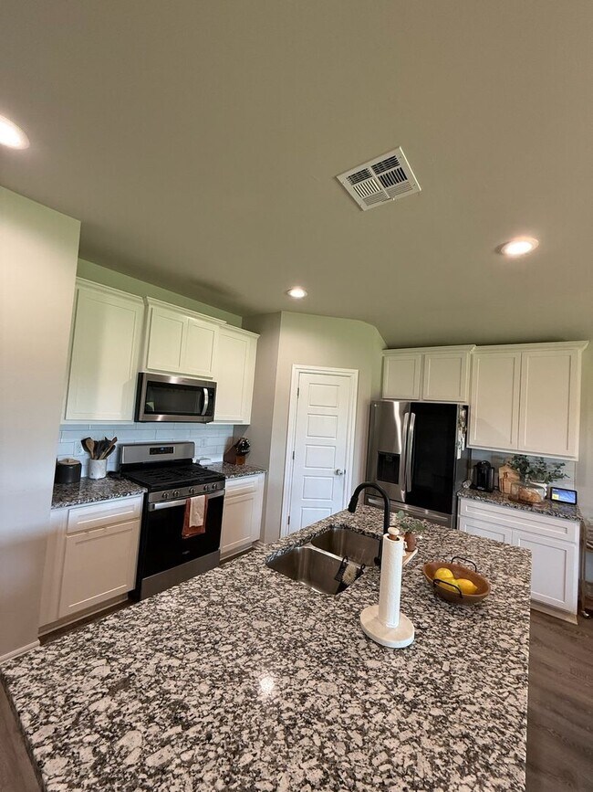 Foto del edificio - Spacious 4 Bed, 2 Bath Home with Modern Up...